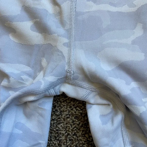Lululemon White Camo Size 6 - Picture 3 of 7